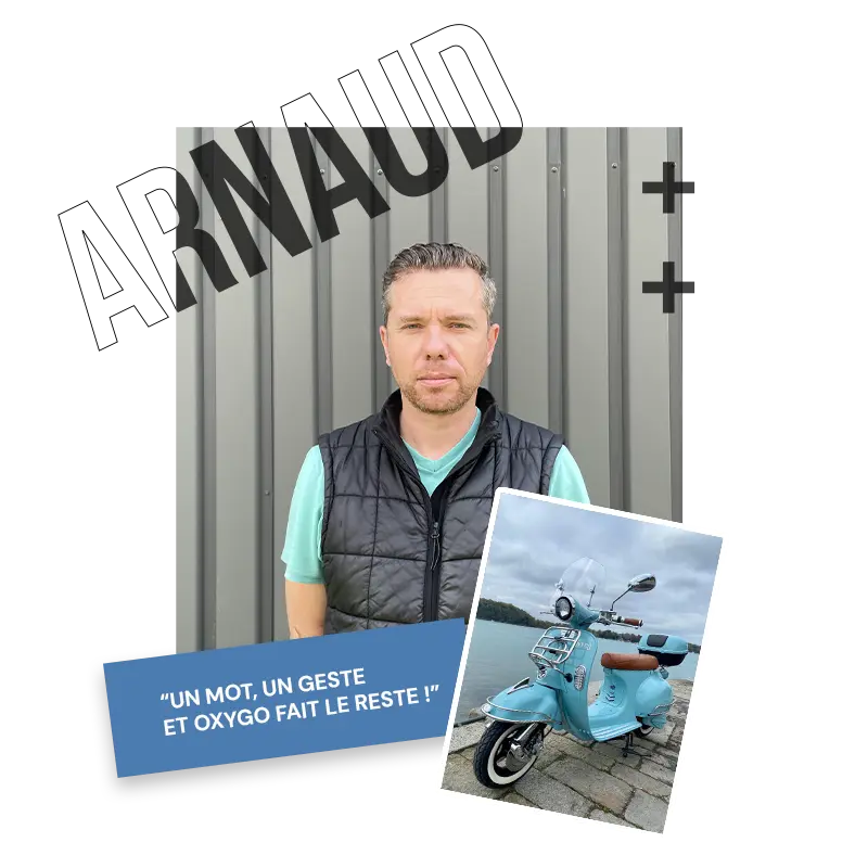 Visuel présentation équipe individuel - Arnaud avec son scooter favoris le Super Tango bleu et son slogan "un mot, un geste et oxygo fait le reste !"