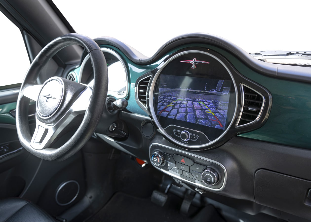 Photo de l'intérieur de la voiture Goxy vert et de l'écran de la caméra de recul